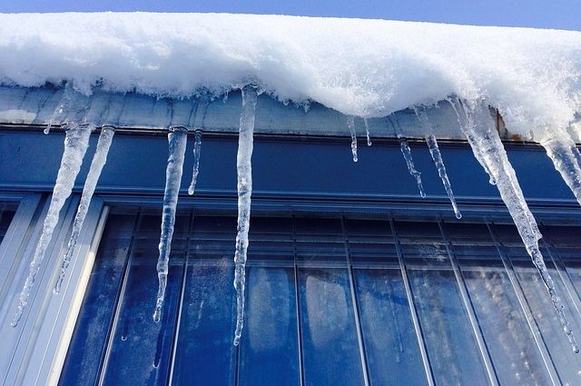 Получить компенсацию при падении снега с крыши в Калуге